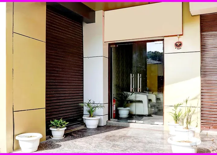Chankaya Bnr Palace - Jagannath Temple - Sea - Swimming Pool- Restaurant - Lift And Parking Facilities - Fully Air Condition With Luxury Luxuary With Attached-balcony - A Rated 5* Катманду